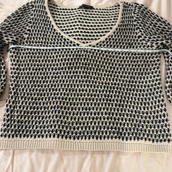 Ann Taylor v-neck sweater - Picture 5 of 7